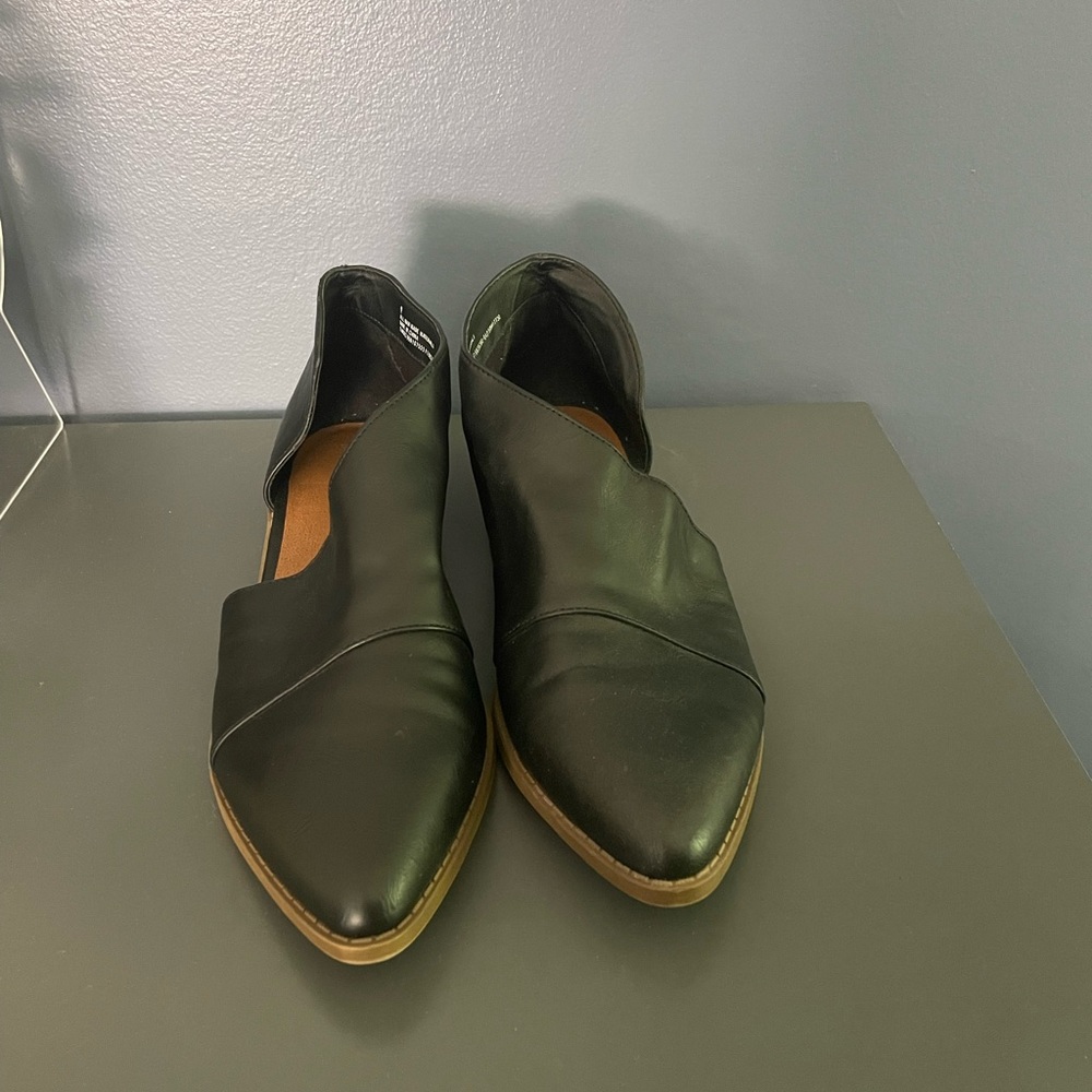 Black Universal Thread Flats